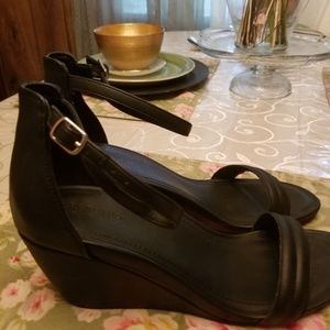 Kenneth Cole Reaction black wedges